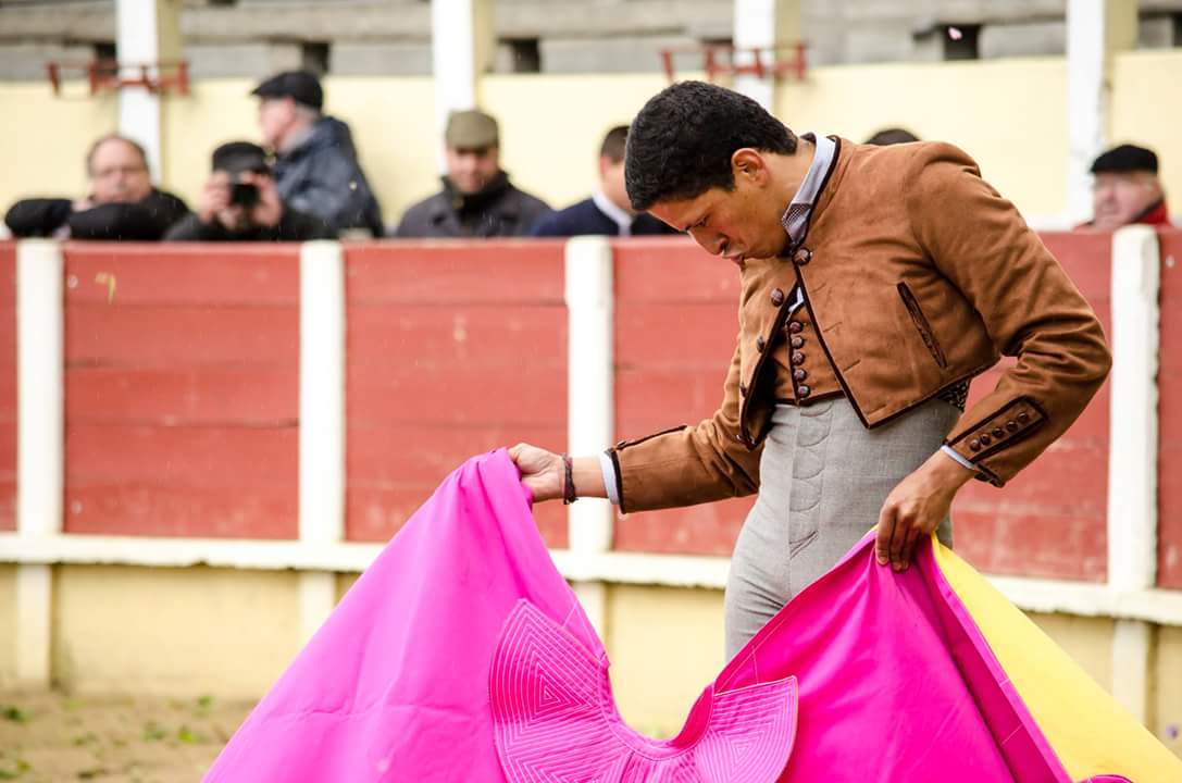 No soy una imagen, no soy una marca, no Soy  quien tu crees.
Soy lo qué  tú  sientes cuándo  me ves torear...
#setoreacomosees 
#cadavezmascerca 
#torearunaformadevida