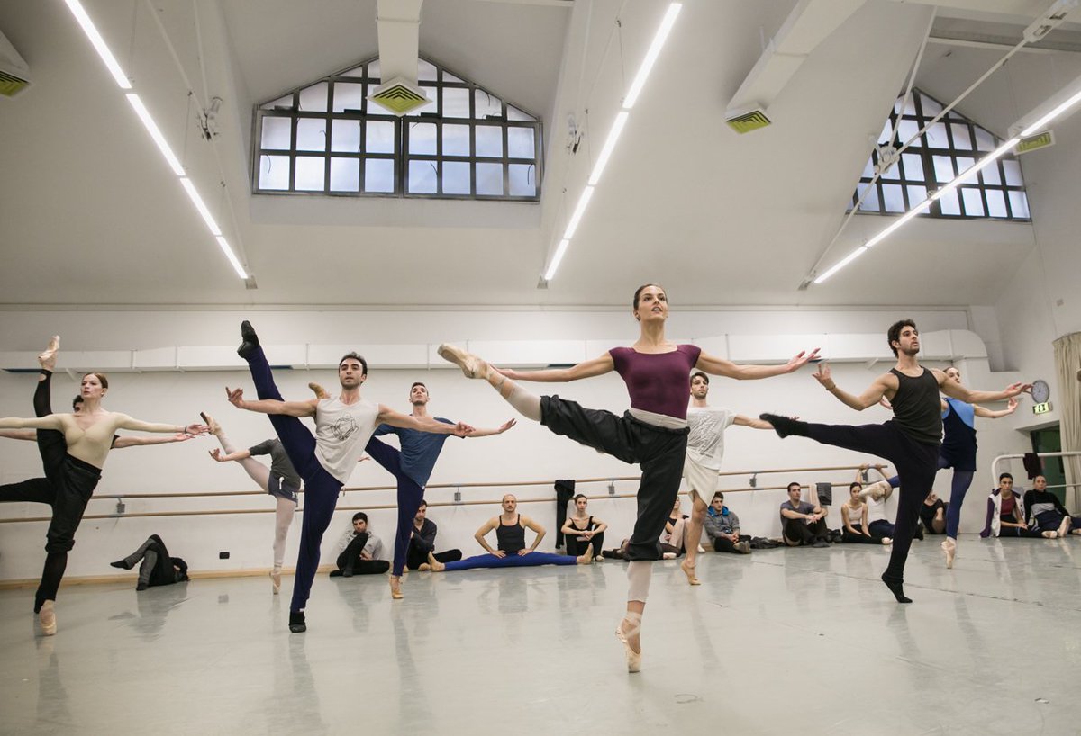 OperaRoma's tweet photo. #PinkFloydBallet di #Petit e #SuiteenBlanc di #Lifar.
Dal 28 gennaio al 3 febbraio #SoiréeFrançaise...intanto in sala ballo continuano le prove #SusannaSalvi #TORballo #operaroma
© Yasuko Kageyama / TOR https://t.co/sVw2hv5FA8