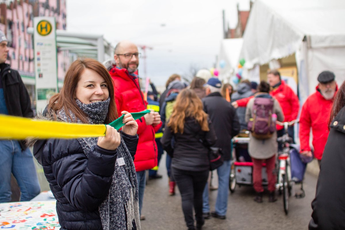 Wir freuen uns, dass ca. 6000 Menschen trotz durchwachsenem Wetter in der Innenstadt für ein tolerantes und demokratisches Miteinander demonstriert haben. #mdd18 

Schauer zwischendrin natürlich kleiner Einbruch, aber viele Organisationen berichten von gleichbleibendem Interesse.