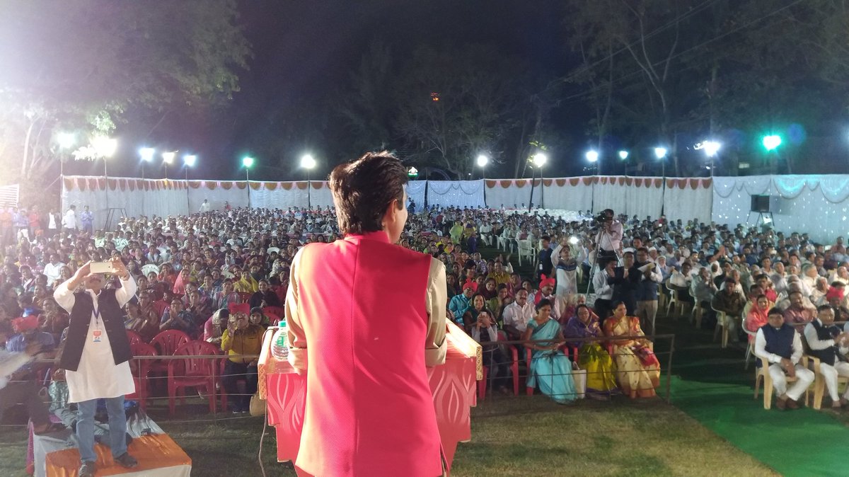 DrKumarVishwas's tweet photo. आगरा-मुम्बई हाईवे से लगभग 60 किलोमीटर अंदर छोटे से चोपड़ा कस्बे में समाज के उपेक्षित लोगों के जीवन को बेहतर करने के लिए श्रम करने वाले स्थानीय लोगों को सम्मानित करने के लिए सजी शाम में पाँच हज़ार से ज़्यादा श्रोताओं का इकट्ठा होना बेहतर समाज निर्माण की शुरुआत का इशारा है।🙏🇮🇳 https://t.co/qYo0AfmG2f