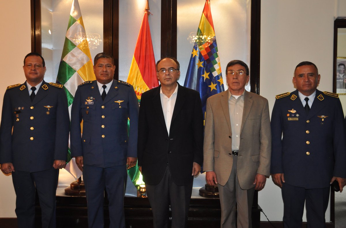 mindefbolivia's tweet photo. Ministro #ReymiFerreira posesionó al Cnl. DAEN José Gualberto Mercado Grageda como Gerente Ejecutivo de la nueva Empresa Servicios Aéreos Bolivianos #ESABOL
@mincombolivia @abi_bolivia @cambio_bo https://t.co/Mzo6W5yHFY