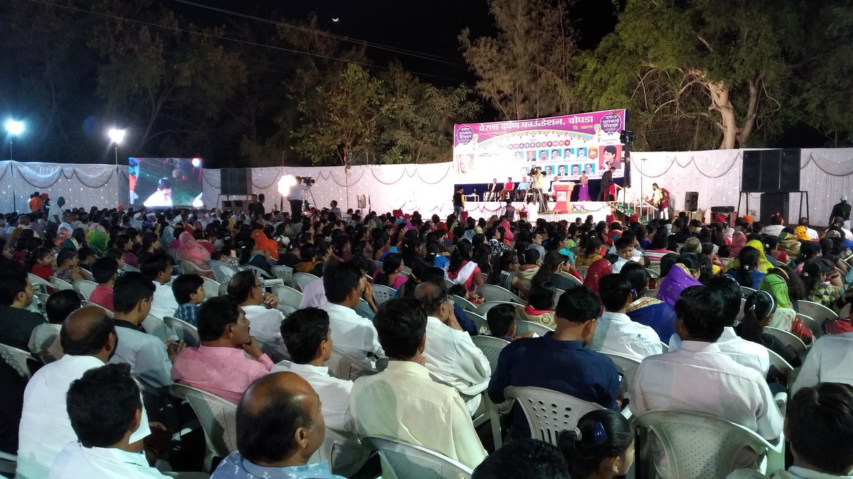 DrKumarVishwas's tweet photo. आगरा-मुम्बई हाईवे से लगभग 60 किलोमीटर अंदर छोटे से चोपड़ा कस्बे में समाज के उपेक्षित लोगों के जीवन को बेहतर करने के लिए श्रम करने वाले स्थानीय लोगों को सम्मानित करने के लिए सजी शाम में पाँच हज़ार से ज़्यादा श्रोताओं का इकट्ठा होना बेहतर समाज निर्माण की शुरुआत का इशारा है।🙏🇮🇳 https://t.co/qYo0AfmG2f