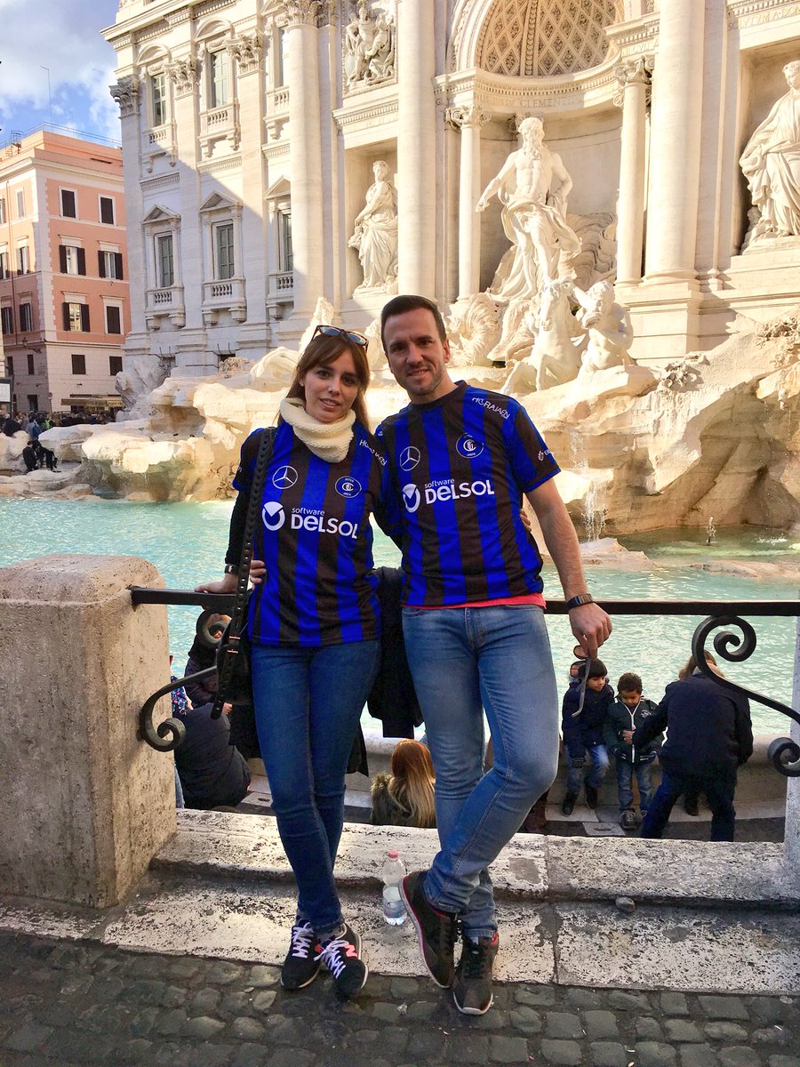 Frangalanp's tweet photo. Desde la Fontana di Trevi un saludo a tod@s los interistas!! Esta preciosa camiseta del @InterdeJaencf ya recorre el mundo ✈️🌍🇮🇹💙🖤
#Roma #interdejaencf #forzainter https://t.co/RXcrGzdME5