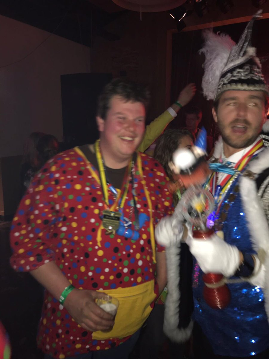 Vanavond op het verrassingsfeest gaan alle remmen los #puupenkoppen #Achterveld in Ons Gebouw