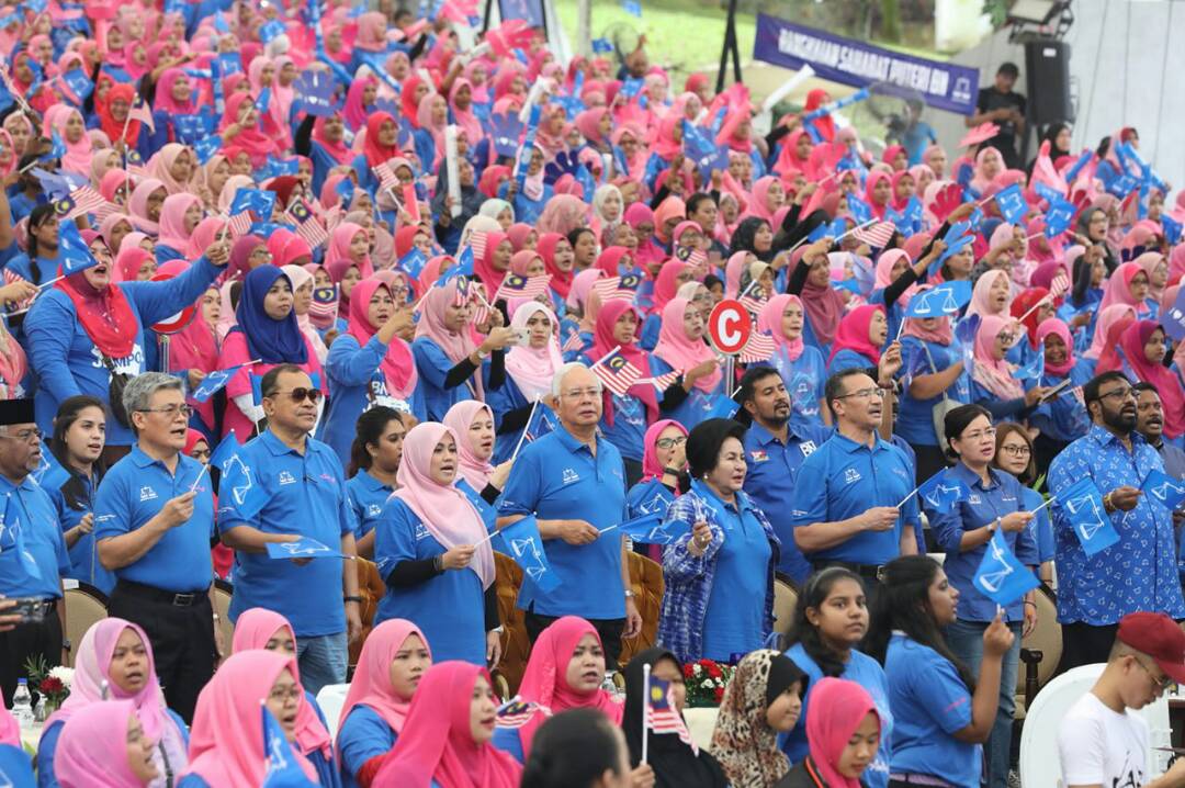 MissPutriS's tweet photo. Pastikan janji dan ikrar dalam hati sanubari setiap sahabat Puteri BN Azalea 2018 yang berhimpun, bekerja bersungguh-sungguh untuk BN menang besar dalam PRU-14! 

#PuteriPeduli #AZALEA2018 
#RespectMyPM #KekalBN 
#klceria https://t.co/E8C6elXb0W