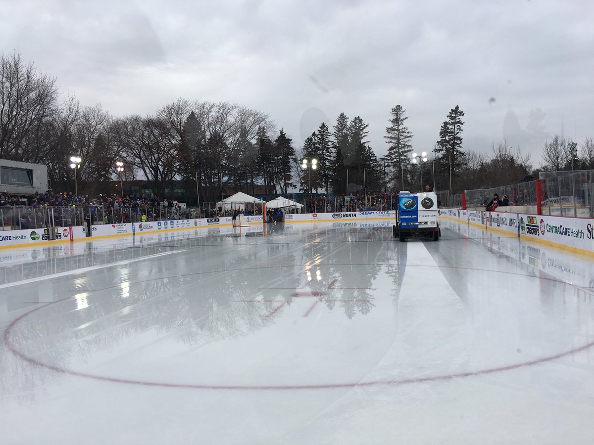 HockeyDayMN's tweet image. It’s a beautiful day for outdoor hockey at #HDM2018!