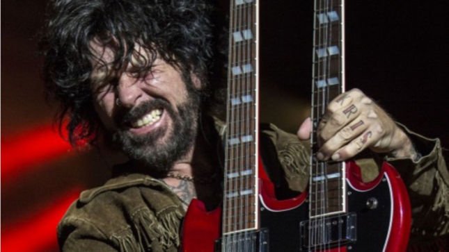 Happy birthday to Tracii Guns! 