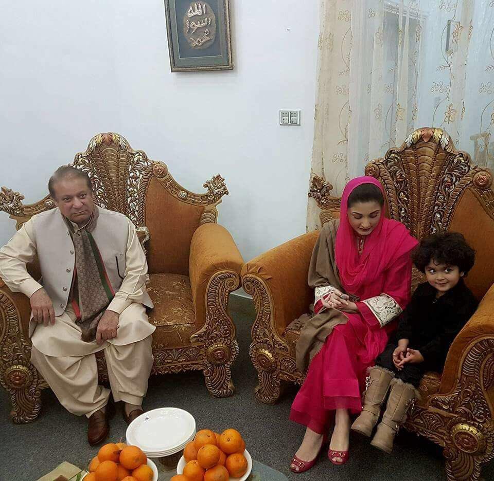 MaryamNSharif's tweet photo. This little angel, daughter of Babar Nawaz Khan, PMLN MNA from Haripur, was super excited to have MNS over 😍Such a sweet child Masha'Allah. https://t.co/w5t1IEs6ik