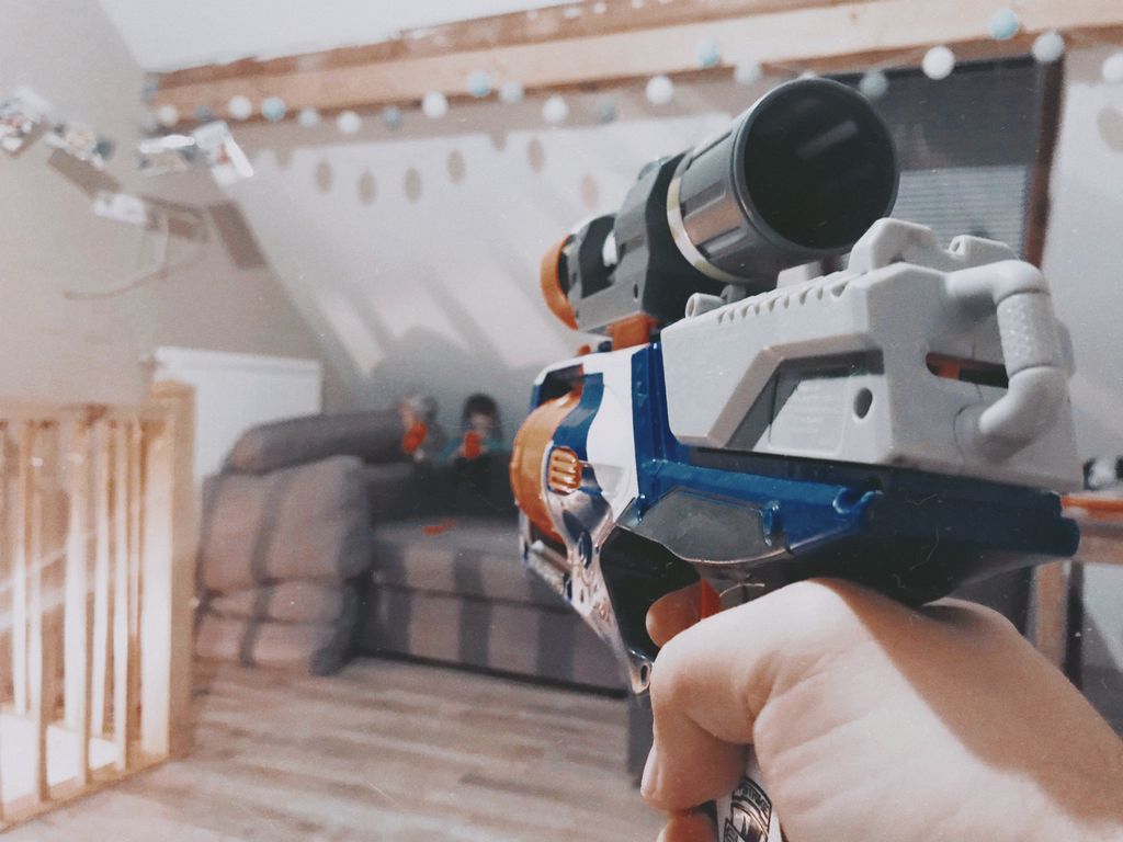 Gcsomesz's tweet photo. Kemény csata... Nem könnyű ellenük az egyik sniper a másik meg automata szóró pisztoly... 🖖🤜 #nerf #nerfgun #nerfcsata #csata #war #haboru https://t.co/vPv10ll5no