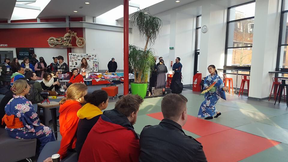 Just 6 days until bunkasai 2018！
This is from last years bunkasai performance of Nihon buyo 🇯🇵
🍱there's still time to buy bento if you missed your chance earlier! You can buy from one of us committee. It's only till Monday 8pm 🍱