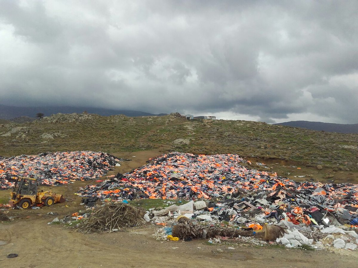 refugeless's tweet photo. Una clara imagen de todas esas llegadas, de todas esas vidas y todas esas esperanzas que prefirieron subirse a un bote que permanecer en tierra hostil. #Lesbos https://t.co/A2TpfKEIvf