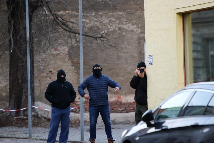 HRMRKR's tweet photo. 1656 Neonazis, die auf der Bahnhofsstraße #Wurzen randalierten &amp; Leute angreifen wollten. Kollegen haben Fotos, auf denen einer der Neonazis mit einer 50cm langen Katana (jap. Schwert) &amp; einer anderen Schlagwaffe droht. Ein Polizist hat dort Kollegen weggedrängt. #wurzen2001 https://t.co/2EUUml8JTo