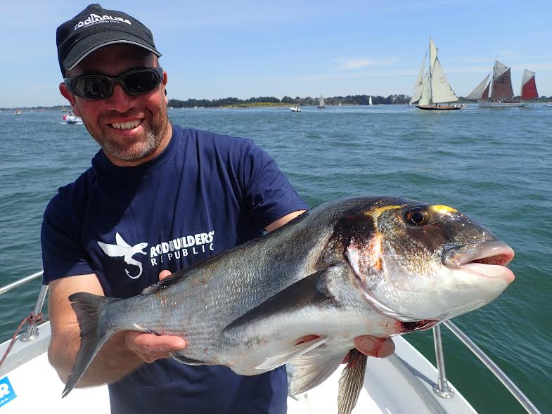 PerrodoPierr's tweet photo. Pierre-Yves Perrodo guide de pêche dans le Golfe du Morbihan - Stages de pêche en mer en bateau. #guidagepechemorbihan #guidepechemorbihan #pecheaubar #pechedorade https://t.co/9ESTn7w7DC