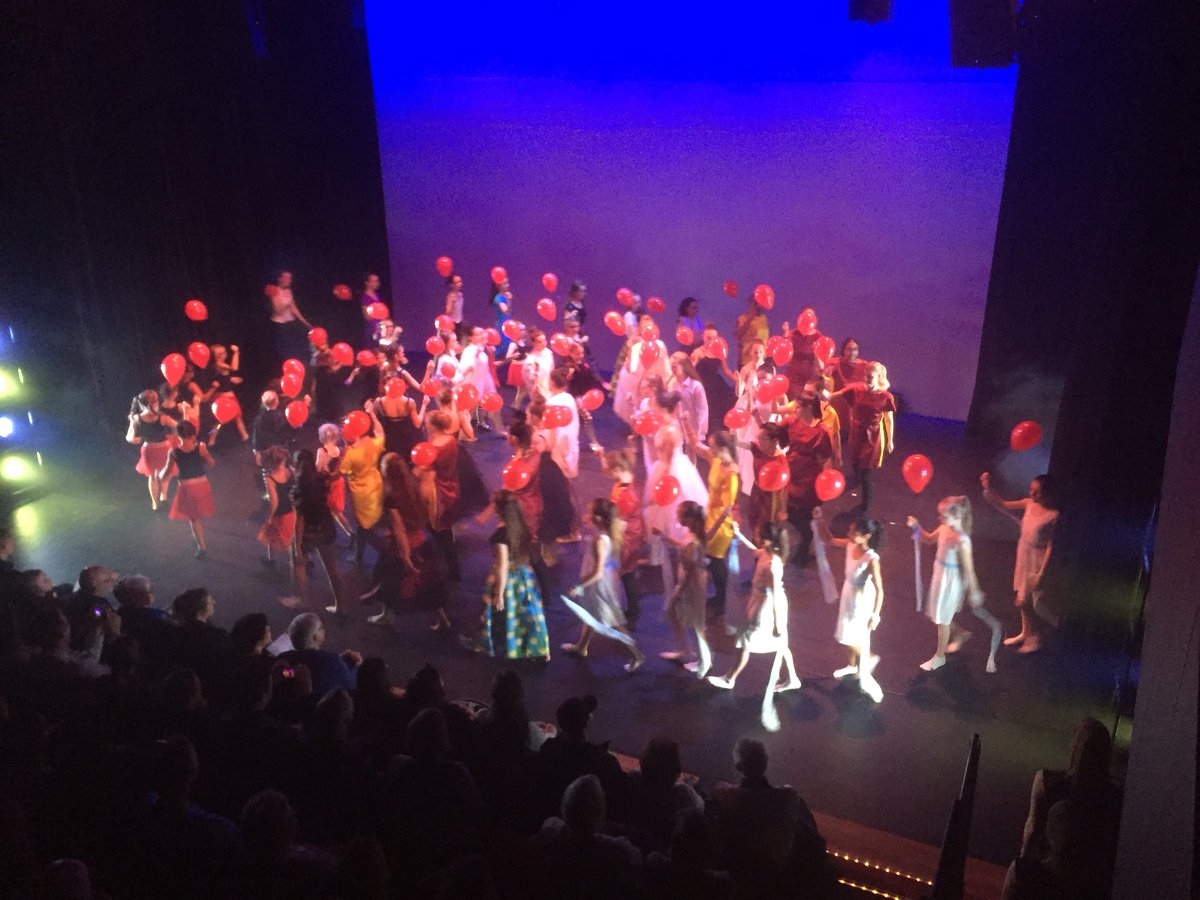 CKC_Joep's tweet photo. Wat een choreografisch talent, wat een dansers, wat een energie bij #Opposites van #Dansschool #Dansis! Superprestatie. @CKCZoetermeer https://t.co/1mBNo2nVxp