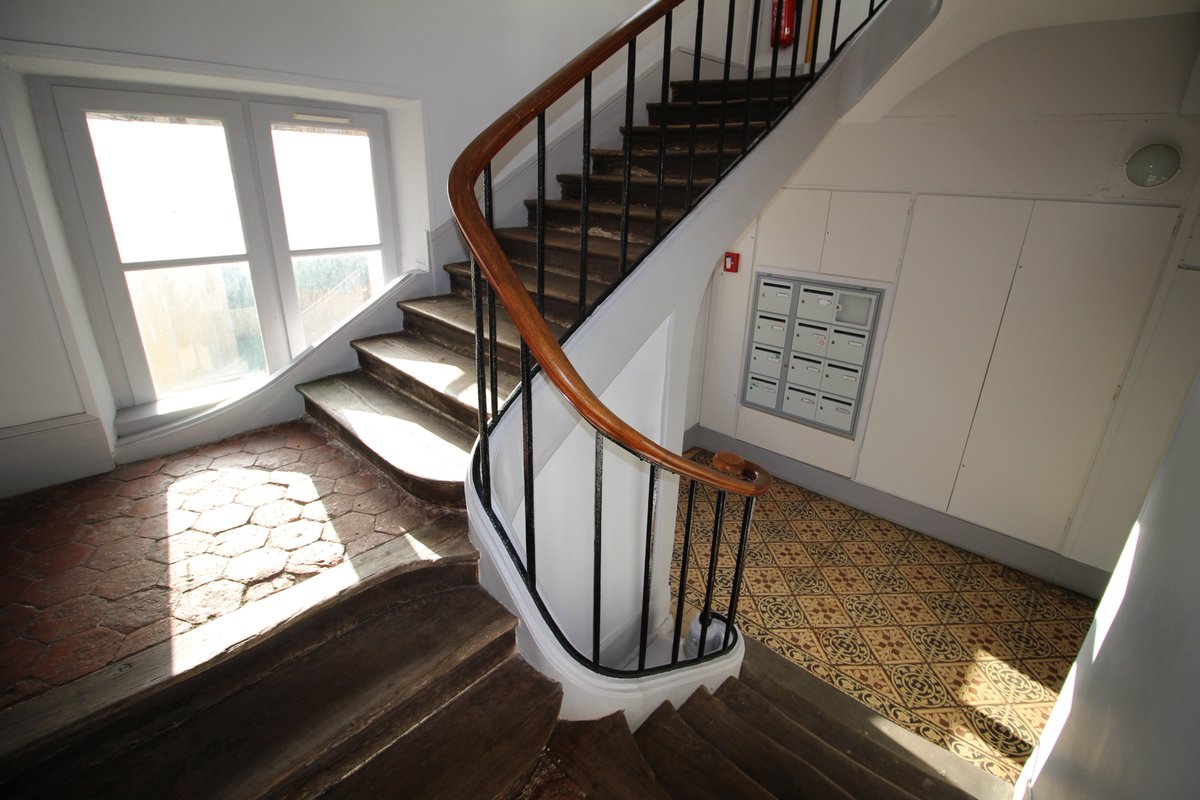 plazaimmo78120's tweet photo. Vous trouvez que cet escalier a du cachet? Ne tardez pas, venez découvrir l'appartement qui se cache en haut de ces marches! Contactez nous au 01.30.59.00.01. 
#appartement #rambouillet #netvendeur #bienveillance #stephaneplaza https://t.co/1Z7Zbrwfeu