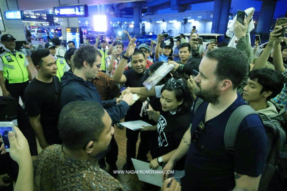 NadaPromotama's tweet photo. @liamgallagher has arrived!
Have you got your tickets yet?
We will sing together tomorrow!
at Ecovention Hall Ancol - Jakarta
Ticket available at:
https://t.co/PDSz2se5MC
https://t.co/HblDw2806e
π·: @akhmaddody
#LiamGallagherJKT #NadaPromotama #CTouring #THEPLAYMAKERID https://t.co/5EpXYu9efe