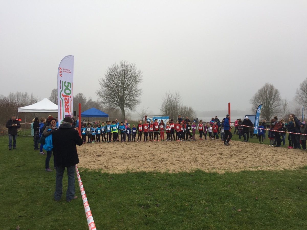 Startschot voor de eerste Gaasperplas cross, met een feestelijk Bijlmer 50 jaar tintje. Deelnemers vanuit heel A’dam hebben genoten van mooi parcours. Atletiek vereniging Feniks, bedankt voor de voortreffelijke organisatie. 👟