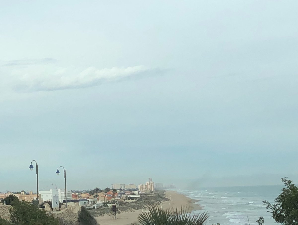 MeteoCullera's tweet photo. Jornada de #sábado gris, se acerca un frente que tapará el cielo y nos dejará pocas (o ninguna) precipitaciones. 12° en #Cullera. Imágenes de esta mañana, #Faro y #Dossel 
https://t.co/hqcqYMC9IM https://t.co/sDbTfuNQVe