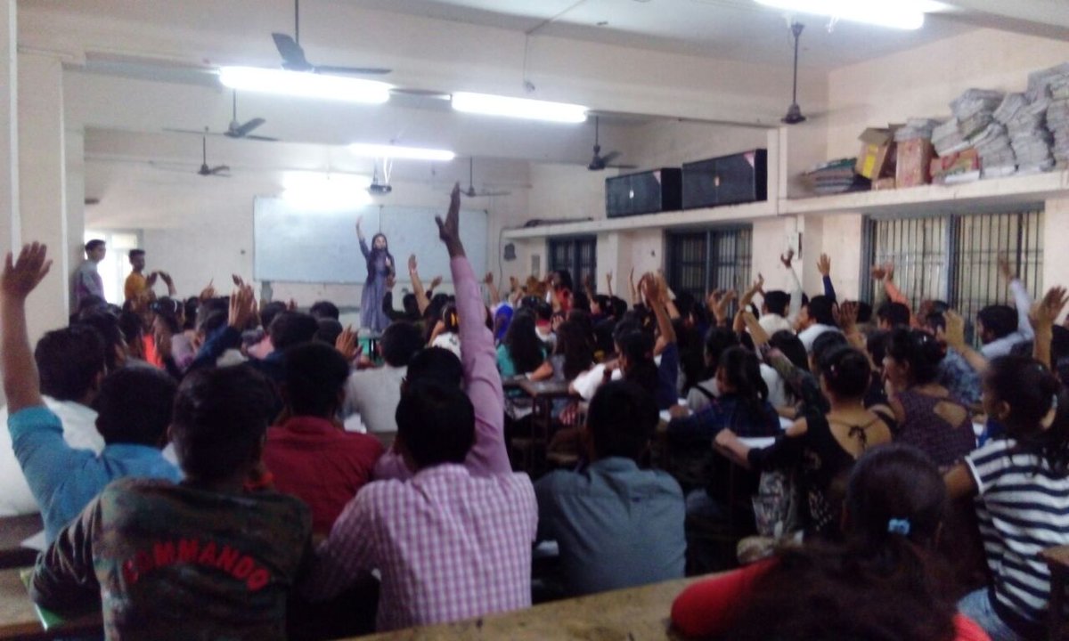 ESHITADESAI's tweet photo. Introductory Sessions for @ArtofLiving #YES!+ Program in different leading #Institues #Surat #Departments #Gujarat #University. #Youths were amazed with an objective to take up the Program!
Ever #Grateful @SriSri https://t.co/k9bnBQlNw7