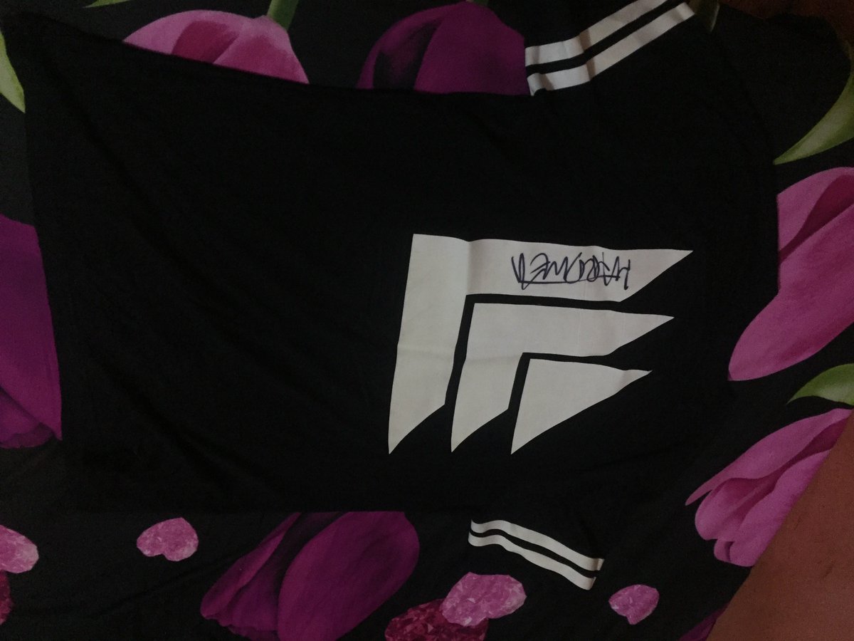 galherey's tweet photo. Still remember when he signed my shirt ! He is so enthusias and looks so happy. @HARDWELL @RevealedRec #hardwell #DWP17 #DWP2017 #hardwell #HardwellIndonesia 😭😭 https://t.co/HBodKmPPDi