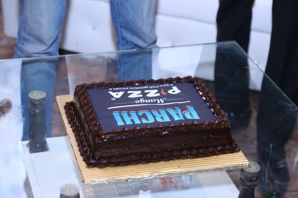 ParchiTheMovie's tweet photo. #TeamParchi was invited to Mango Pizza for the opening ceremony of their Gulistan-I-Johar outlet where #Parchi tickets were given away to some lucky fans! 
#ParchiWillBlowYourMind #ParchiFeverIsUnstoppable #ParchiWinningHearts #Parchi https://t.co/Mm7z9505Xi
