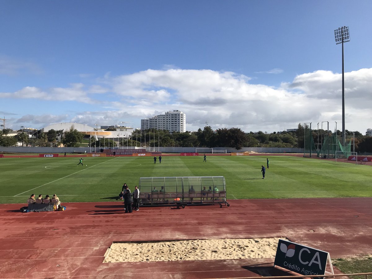 ReiantMulder's tweet image. Topwedstrijd Ajax-Duisburg, maar reden genoeg voor de Portugese scheidsrechter om niet van zijn bed komen. Al 22 minuten geen aftrap... urgente aanvraag/vacature voor een scheids!