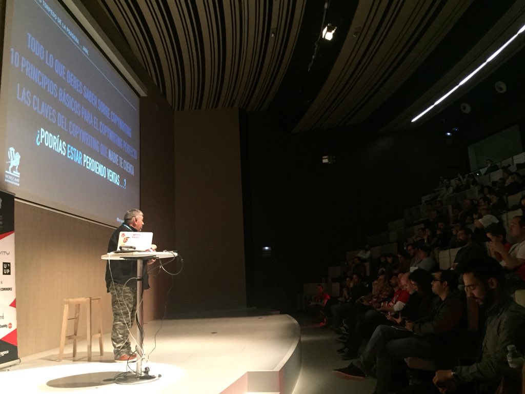 ERodesI's tweet photo. Masterclass de #copywritting con @fernandot 

“Nuestra imagen vende sin que digamos nada, apostemos por contenidos propios”.

“Huyamos de títulos pretenciosos, usad los que inciten a la acción, haced preguntas”.

 #WCZGZ https://t.co/DUsfsa3JhR
