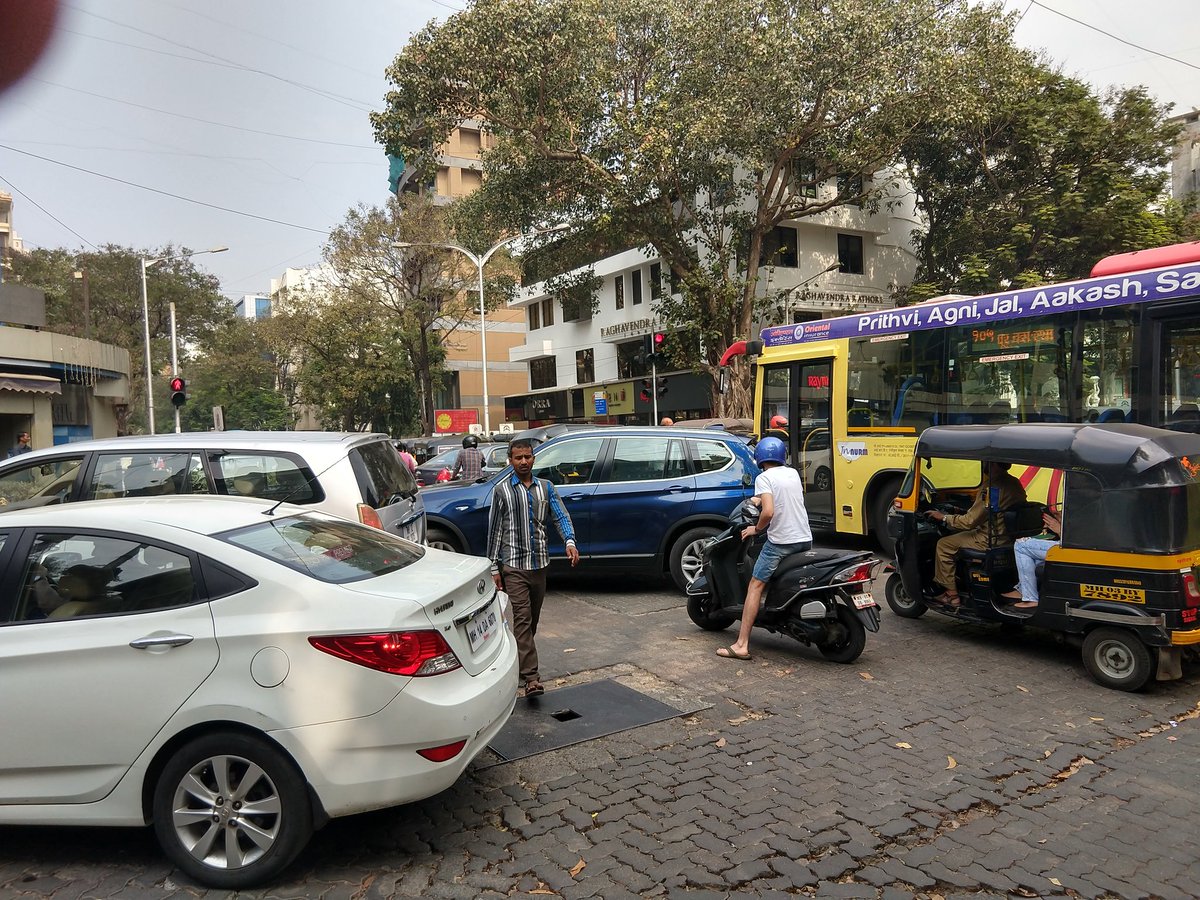 malikajacob's tweet photo. @MumbaiPolice pls send traffic cops to clear logjam at waterfield road &amp; Turner road junction. It's a mess! https://t.co/GdRRbSHQ0x