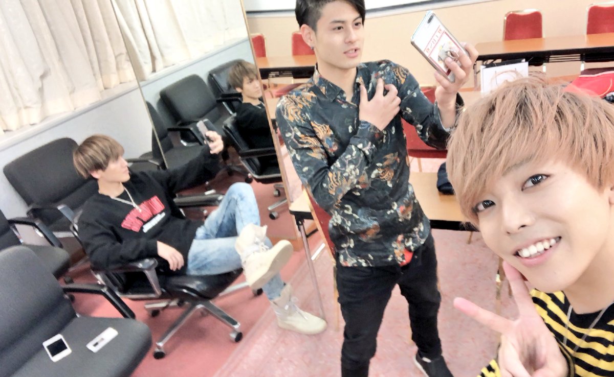 Yuuki Unione Twitterissa 自撮りする人 と 自撮りしてる人を自撮りしながらうつす人 と 自撮りする人たちを自撮りしながらうつす僕 大宮アルシェインストアライブ ありきたりな言葉ですが 最高に楽しかったです