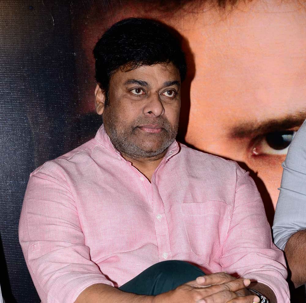 shreyasgroup's tweet photo. #Megastar #Chiranjeevi giving strict competition to young heroes with his evergreen charm and beauty. #Megastar #JuvvaPromotions #CleanShaveLook https://t.co/D4pFGdUhLJ