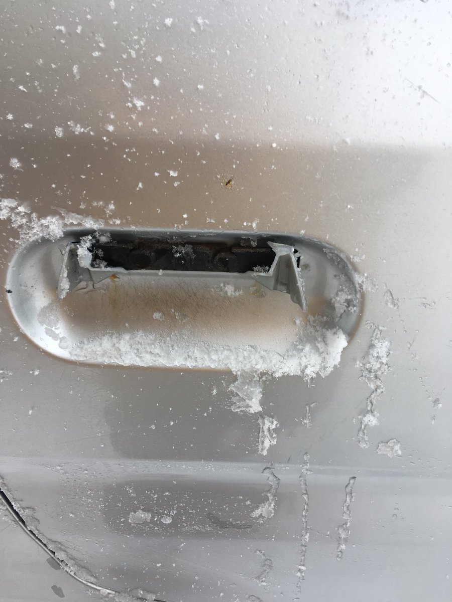 みなさん 大変気候が寒く外に駐車してある車が凍ることもあると思います その時もしドアが凍っていたら ツイナビ