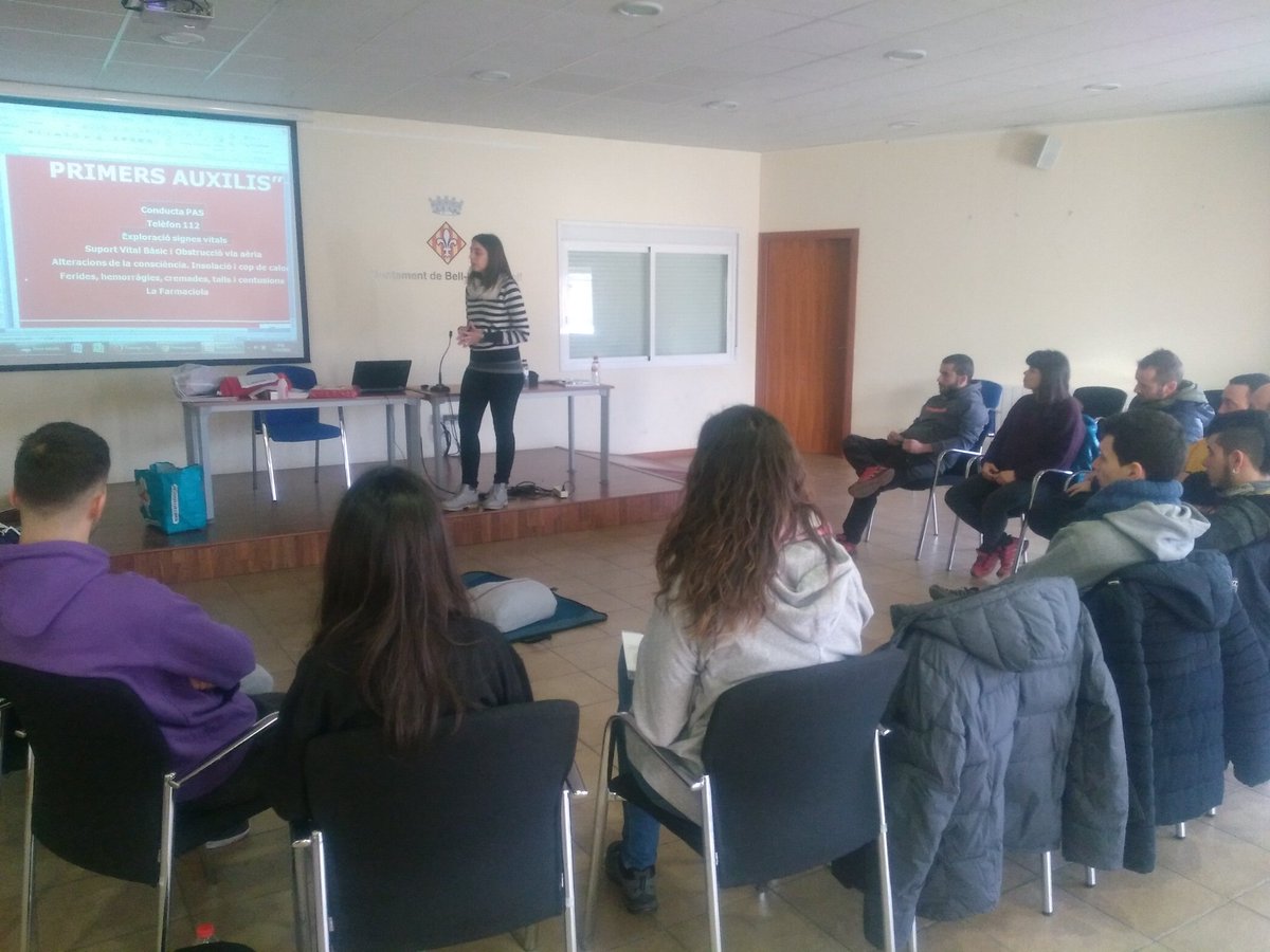 CAbelllloc's tweet photo. Comencem curs de primers auxilis a la natura amb @CreuRojaLleida. A la muntanya vés-hi segur! https://t.co/pcKF0XeYTr