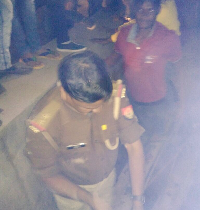 ये तो ख़ाकी है साहब,इस पर कीचड़ का रंग नहीं लगता😊
100 लोगों से ऊपर की भीड,फिर vedio बनाना,अब ट्रेण्ड हो चला है।
एक गाय गंदे नाले के दलदल में फँसी थी।उतरने की हिम्मत किसी ने नहीं की।जब Dy गंज चौकी इंचार्ज साबिर अली मौक़े पे पहुँचे तो स्वयं कूदे और गाय को बाहर निकाला।<a href="/jalaunpolice/">JALAUN POLICE</a>