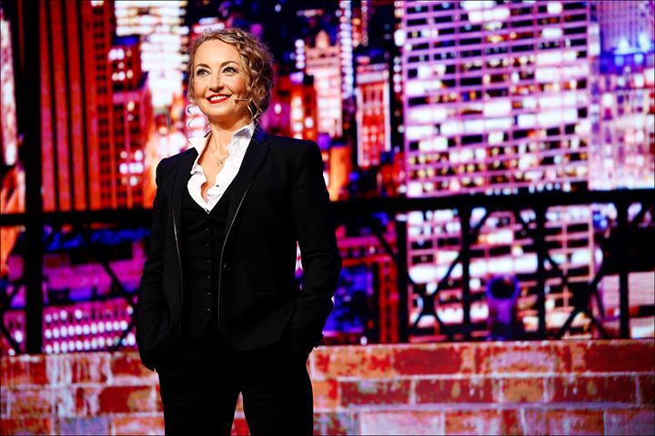 C8TV's tweet photo. Ce soir à 21h sur @C8TV .@ChristelChollet jouera son spectacle #ComicHall en direct du théâtre de @LaTourEiffel ! Vous souhaitez qu'elle chante votre slow préféré ? Donnez-nous le titre avec le hashtag #ChristelleSurC8. Elle chantera peut-être votre chanson pour vous ce soir ! 🎤 https://t.co/ByXAr3USMA