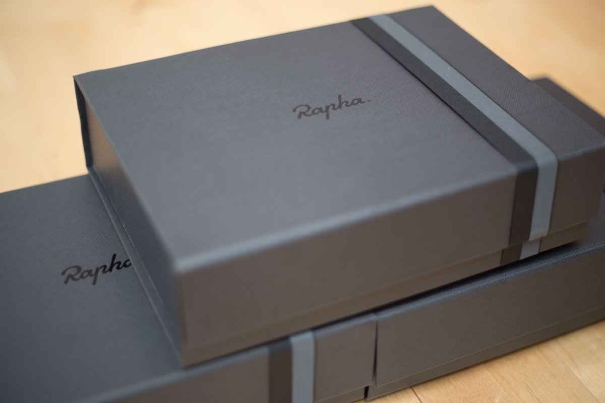 frame_bike's tweet photo. 【お年玉企画第3弾】
サイクルウェアブランドRapha（ラファ）からFRAME読者に特別福袋プレゼント！
福袋その１は「ピンク」ボックス。エッセンシャルポロMサイズを中心にコーディネトしたこちらの福袋希望の方、福袋の中身と応募要項は▼
https://t.co/OP4PWjtxTX https://t.co/wpbpwcWirA