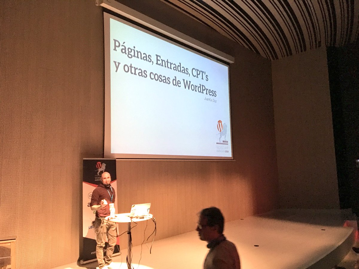 monchomad's tweet image. Viendo a Juanka @jdevelopia en la #WCZGZ hablando de los pilares más importantes de #WordPress como páginas, entradas, etc...una buena web se puede resumir en un “Word”