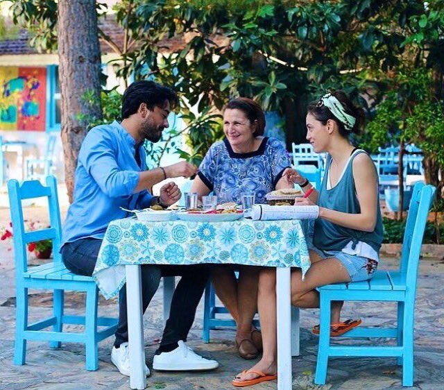 Ah şu fotoğrafın muazzamlığı ❣️İlk bölüm nasıl güzel nasıl özel çok özledim çok 🥀 Ah Gülayşe Sultan sen gittikten sonra hiçbir şey eskisi gibi olmadı 🤦🏻‍♀️ #KalpAtışı #AlEy #ÖyküKarayel #GökhanAlkan #GökÖy