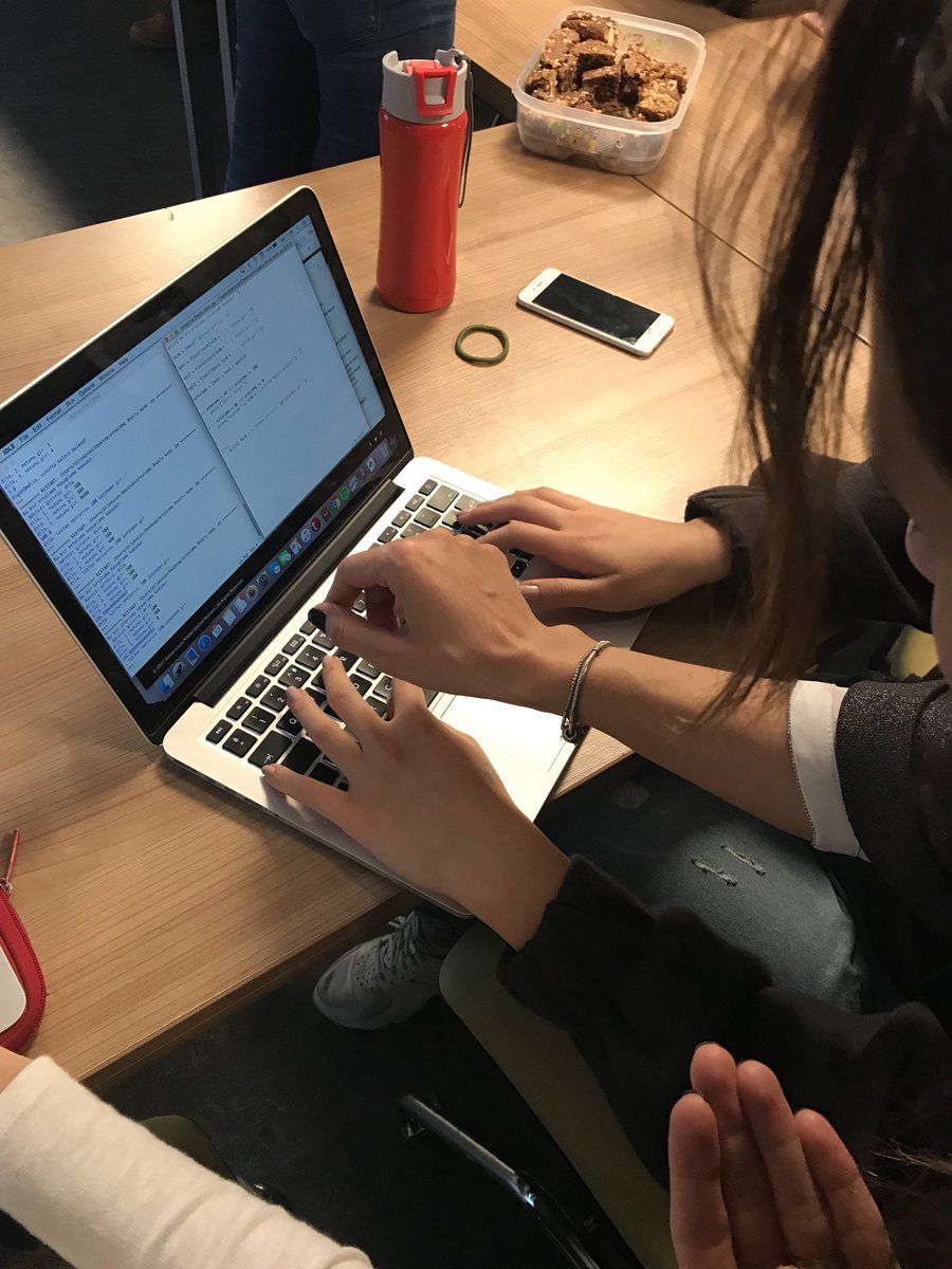 uaagirlsintech's tweet photo. Daha önce hiç kod yazmamış kız çocuklarının kodlama heyecanını paylaşmak paha biçilemez ! #uaagirlsintech #girlsintech #coding #python https://t.co/Gm31HzaEnY