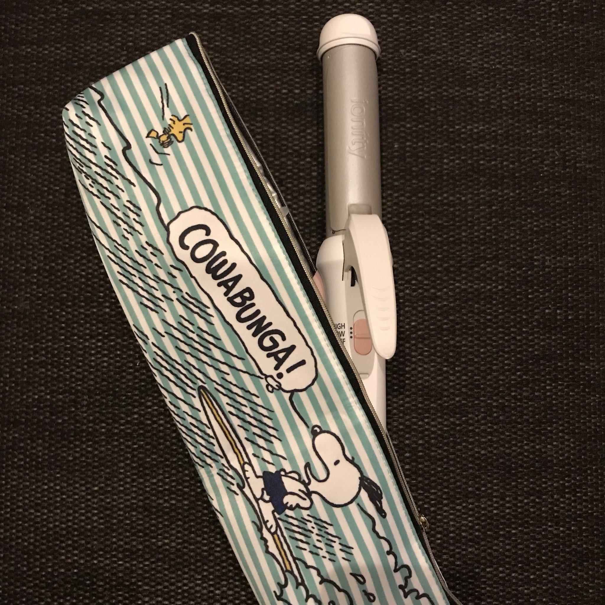 Sumire しまむらで売ってるヘアアイロンポーチが優秀 中は耐熱加工されてるから温かいまま入れられる 当分遠征予定はないけど 早くこれを持ち運びできる日来ないかしら