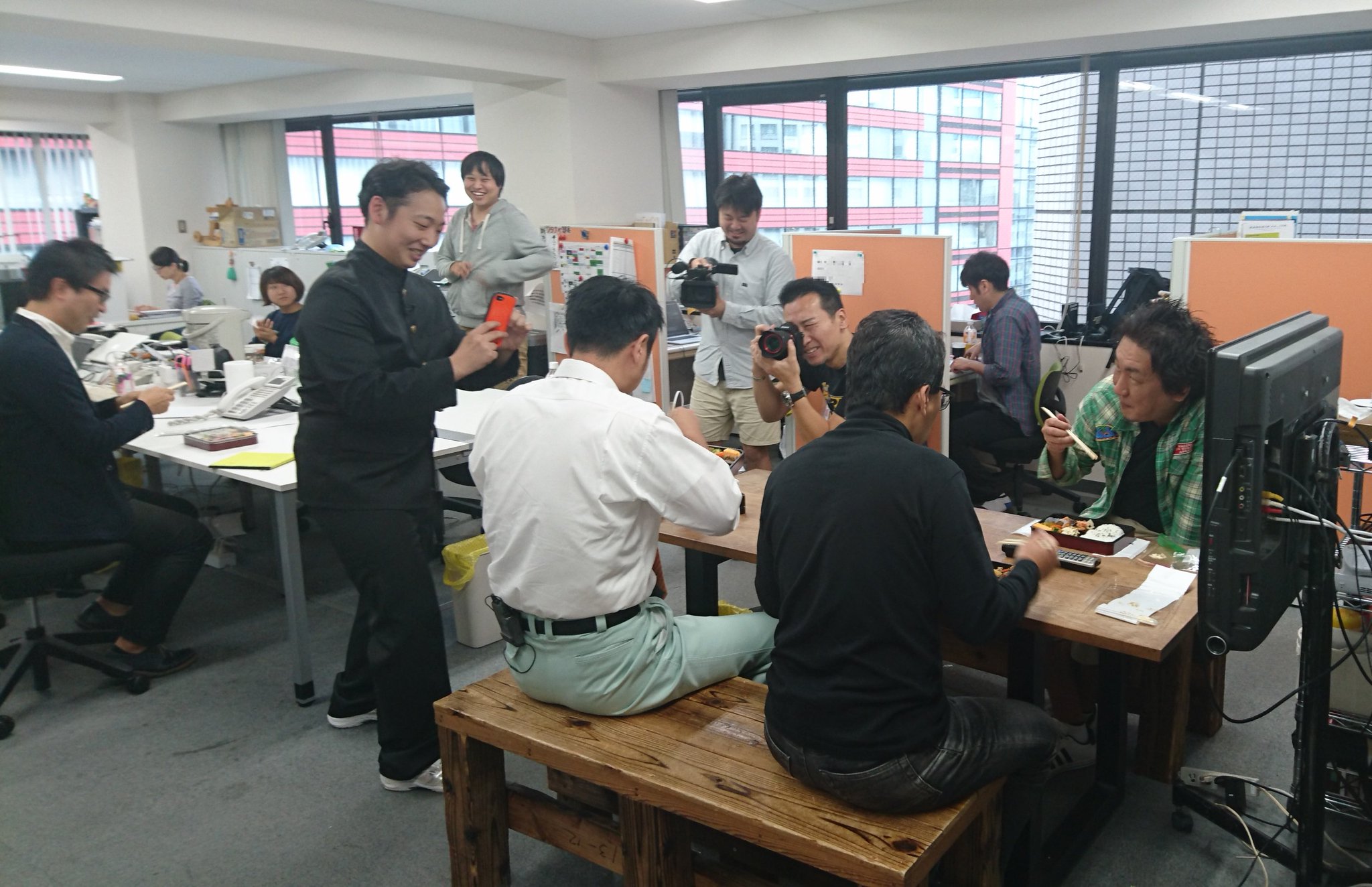 公式 ゲームセンターcx 249 激写ボーイ 挑戦日のランチ風景 カメラ阿部さん 井上班長 Ad加賀の3人に激写されながら食事をとる有野課長 T Co Zr0plluiqz インスタのフォローも引き続きよろしくお願いします Gccx 公式 ゲームセンターcx 249 激写ボーイ 挑戦日のランチ風景 カメラ阿部さん 井上班長 Ad加賀の3人に激写されながら食事をとる有野課長 T Co Zr0plluiqz インスタのフォローも引き続きよろしくお願いします Gccx
