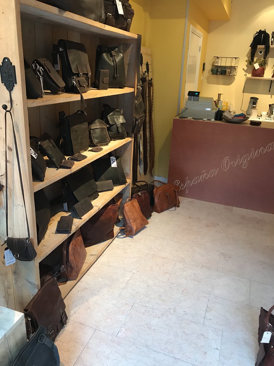 KleineKerkstrt's tweet photo. Vandaag opent de nieuwste aanwinst van de straat. #espanaoriginals #tassen #portemonnees #hoeden en meer #welkom https://t.co/5s5QqrtwXe