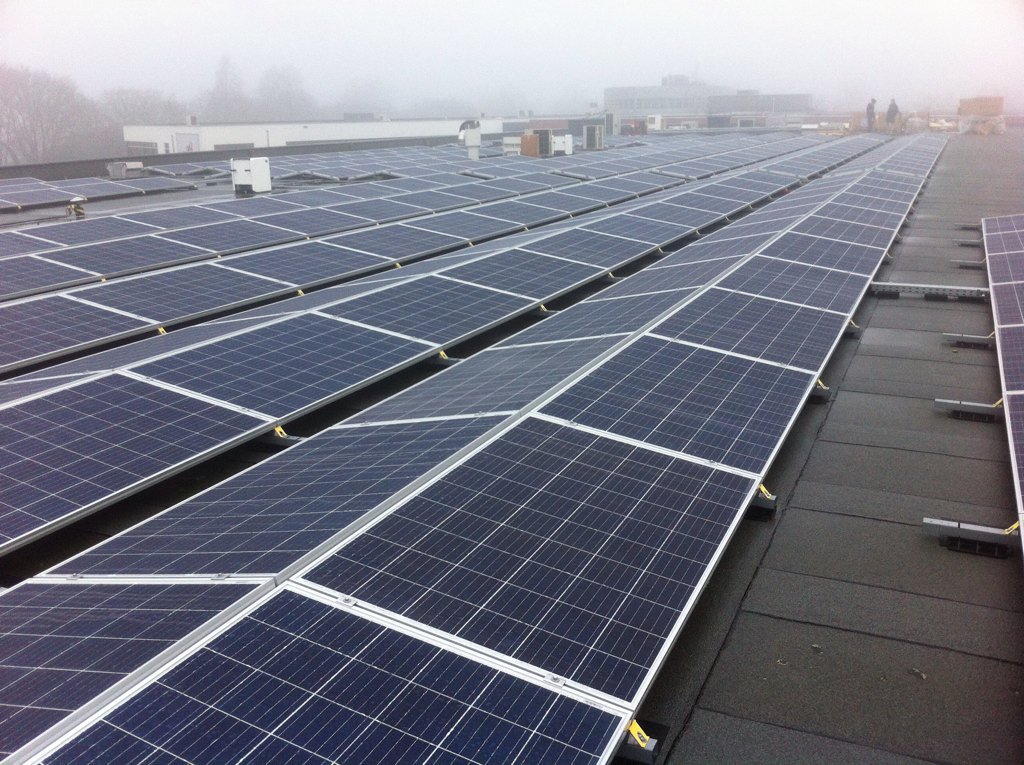 HilverZon's tweet photo. Ze liggen er op! 728 panelen op de Dudok Arena. Ook Hilversumse energie? https://t.co/pyKGzTmYDa https://t.co/lnpeJcFTwQ