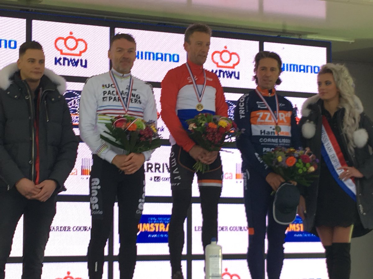 Wielercomite's tweet photo. Het podium van de #masters50+
🥇Lars Rietveld
🥈Jos Bogaerts 
🥉 Frank Groenendaal
#NKveldrijden #NKSurhuisterveen https://t.co/oCDTQ7ch9U