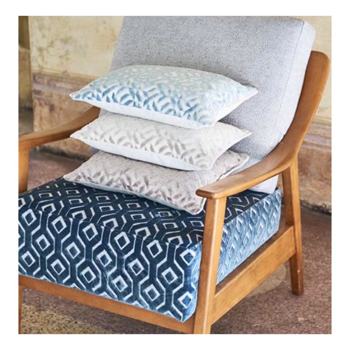 V E L V E T op stoelen en banken, kussens en lampenkappen in frisse kleuren en moderne patronen: nieuwe collectie zit er vol mee! #inspiration #interior #velvet #velours #chareau #dufrene #designersguild #ss18 #upolstery #furniture #lifeslittleluxuries #accessoires #popofcolour