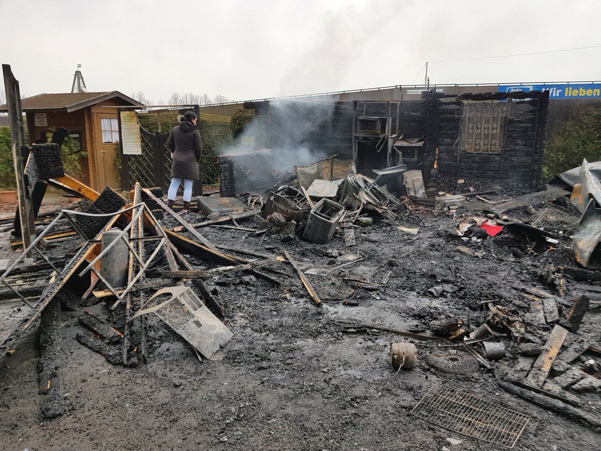irrgarten_sa's tweet photo. Ein großer Brand hat unseren kompletten Eingangsbereich zerstört. Wir sind fassungslos und stehen vor den Restern unseres Arbeitsplatzes. https://t.co/rRdv89Otuo