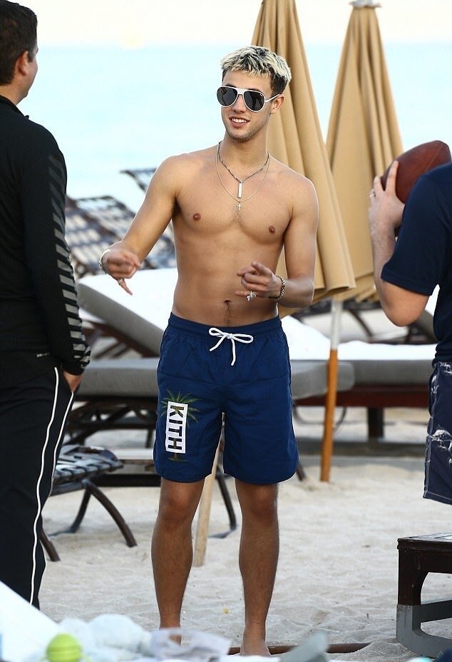 FitFamousMales's tweet image. We do love some @camerondallas. He’s a fitty 😍🔥