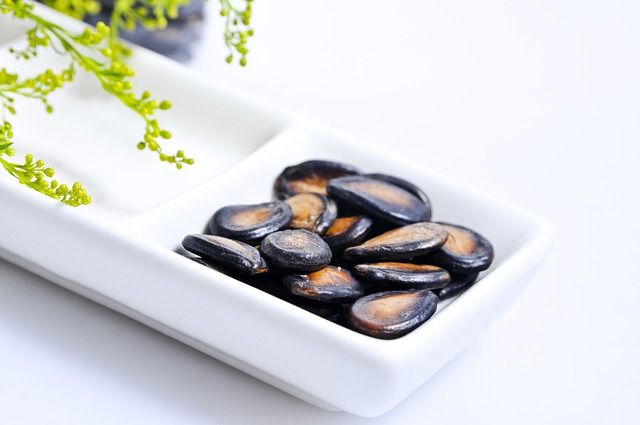 Dat je de pitten van een #pompoen kunt eten, weten we allemaal wel. Maar wist je dat je ook de zaadjes van een meloen kunt #roosteren? Wij gingen op onderzoek uit naar de mogelijkheden van deze #gezonde zaadjes. Lees het hier: kookse.tv/meloenzaadjes-…