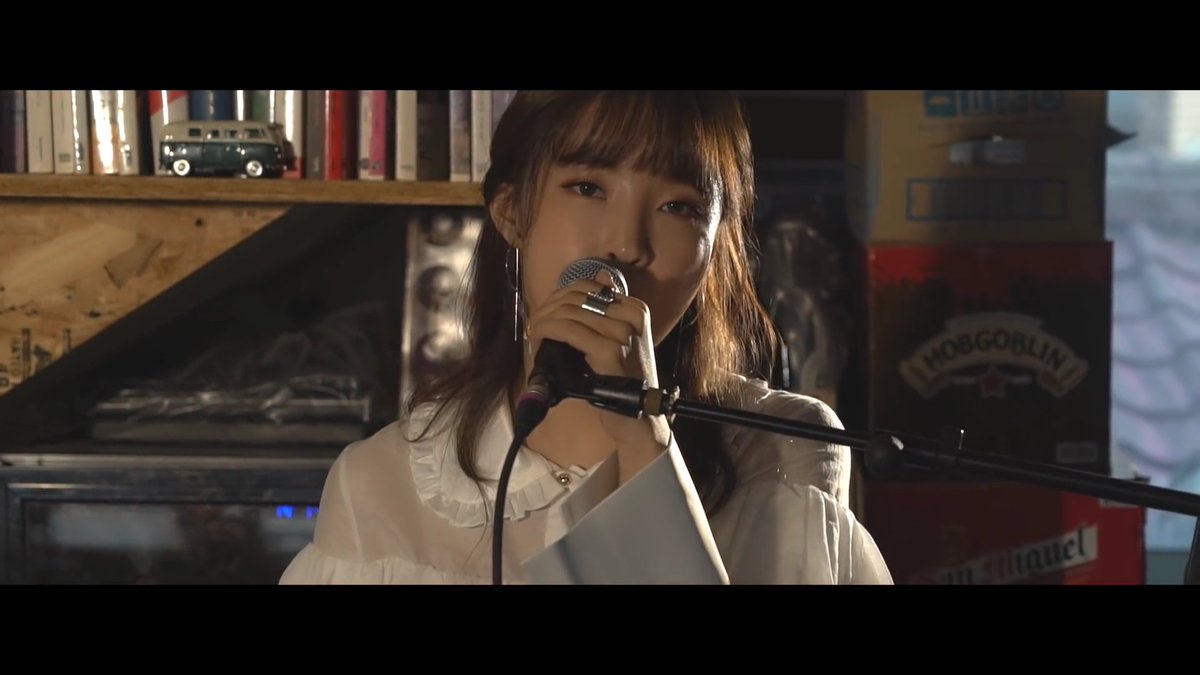 KadeAin's tweet photo. 하.. 노래부르는 여신이 바로 이 모습인가요?   
#전지윤 #Jenyer #JeonJiyoon #Because Live clip https://t.co/KuurBMrZ9D