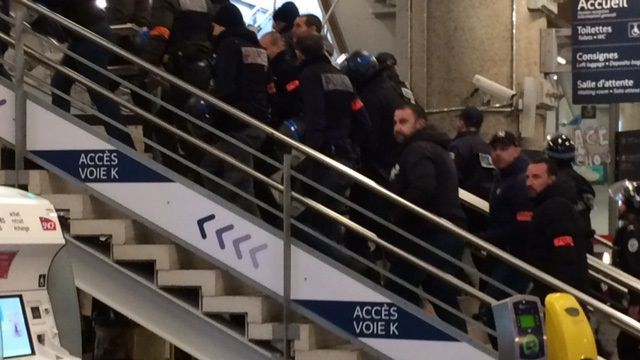 SirenesFR's tweet photo. 🔴🇫🇷 URGENT - Énorme opération policière en cours à la gare de Lyon Part-Dieu. Sur demande de la SNCF, la police intervient en ce moment au bord d'un TGV Paris-Evian à cause de 200 jeunes "fauteurs de trouble". #Lyon https://t.co/39TIA8Z6wT