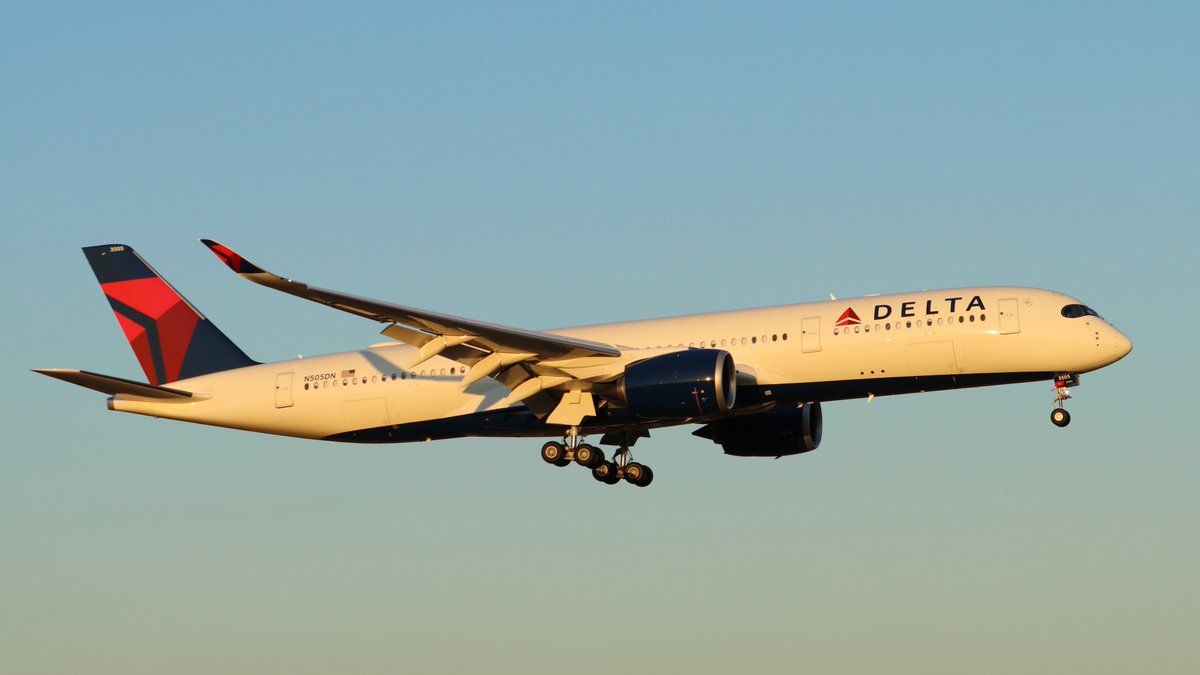 raichan_nariku's tweet photo. Delta Air Lines(DAL), #DAL275 ,DTW--NRT, #N505DN ,A350-941✈️デルタA350導入5号機目(最新鋭機)。NRTに初飛来🛬N504DN就航より若干の間😅夕日を真横に浴びオレンジに染まり翼影が機体に😉待ちに待った機体😃サアー次はN506DNだ😅 https://t.co/Oer1f8qszD